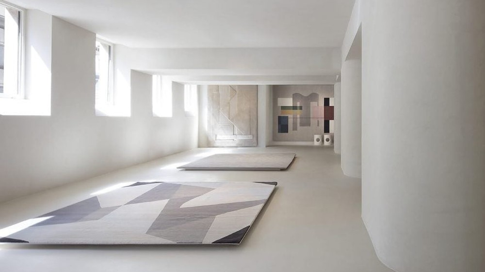 Kilimas Riflessi minimalistinio koridoriaus interjere, AMINI