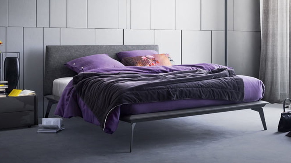 Tamsi lova Xilo su violetinėmis pagalvėmis miegamajame, ALF DA FRE