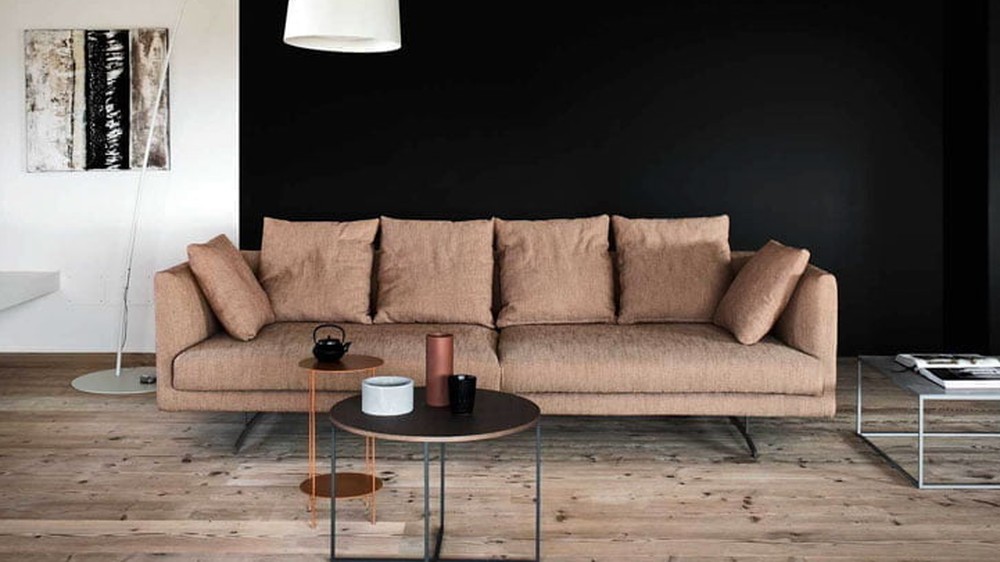 Rausva sofa Copenaghen svetainėje prie židinio, ALF DA FRE