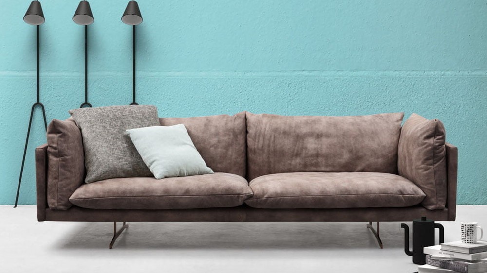 Rusvai violetinė veliūrinė sofa Oslo mėtų žalios spalvos fone, ALF DA FRE