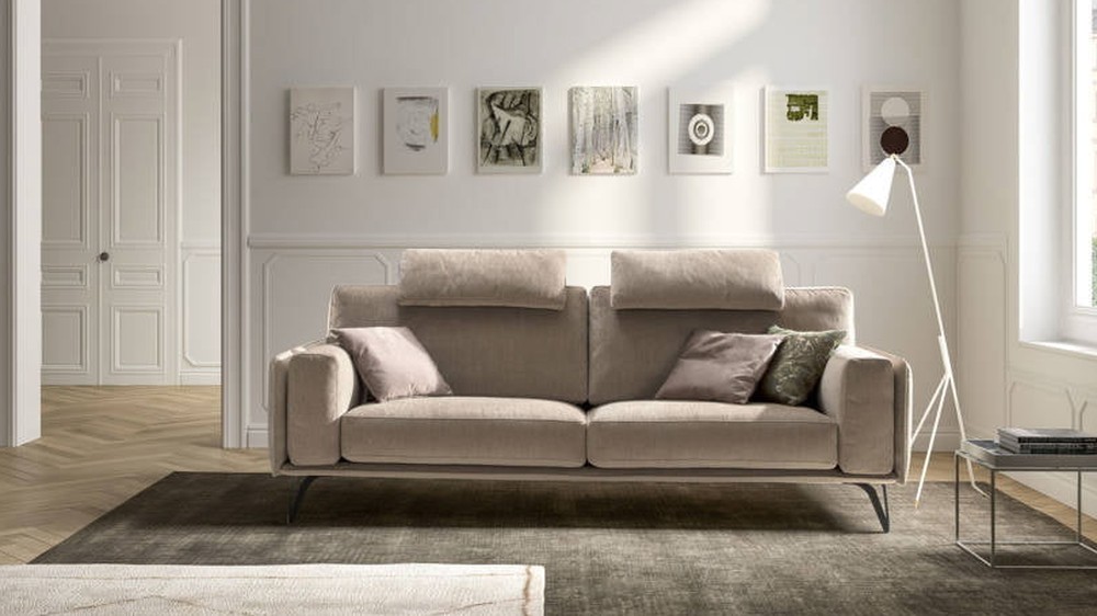 Smėlio spalvos minkšta sofa Alter klasikinės svetainės interjere, SAMOA DIVANI
