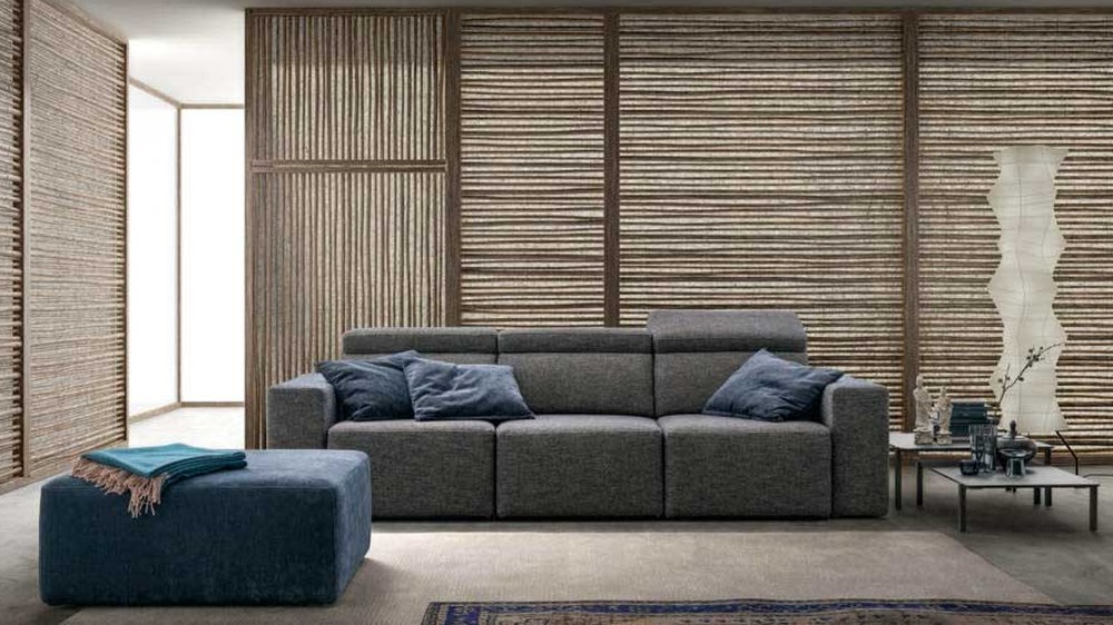 Antracito spalvos sofa Best su mėlynomis pagalvėlėmis modernioje svetainėje, SAMOA DIVANI