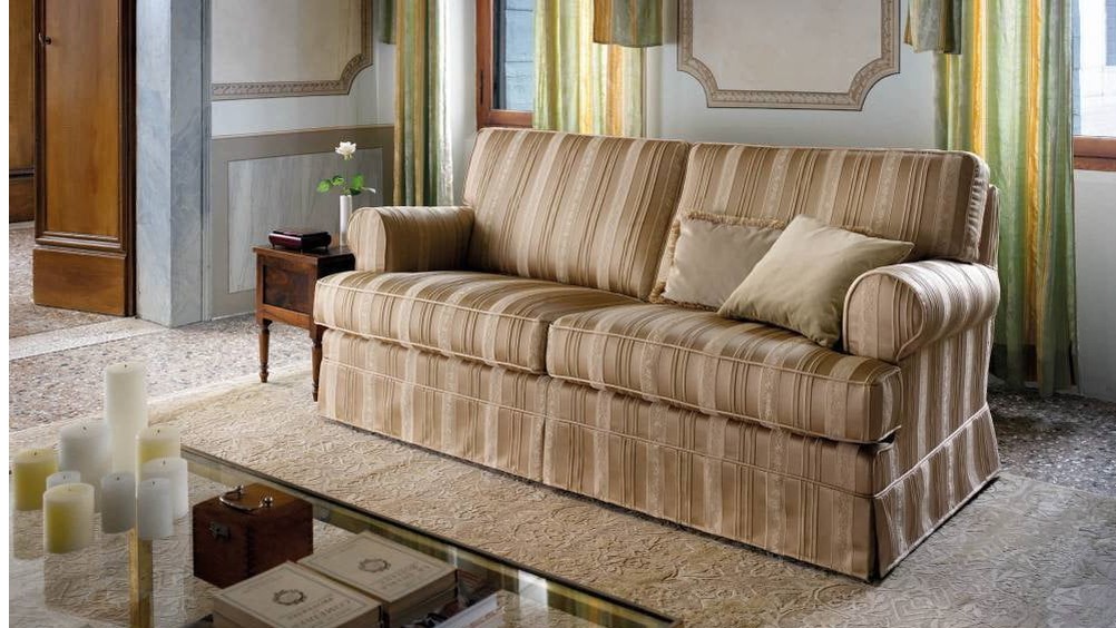 Dryžuota sofa Atena kambaryje su žaliomis užuolaidomis, SAMOA DIVANI