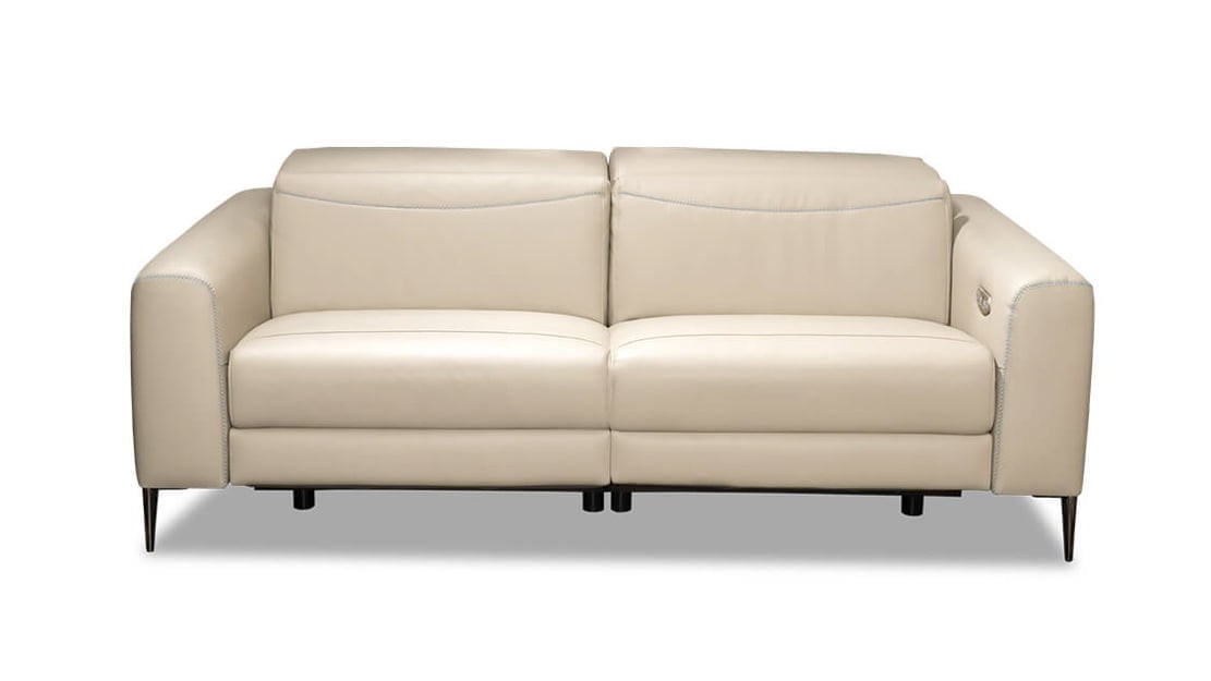 Kler kreminė odinė sofa Capriccio baltame fone