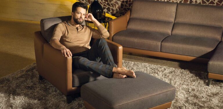 minksti baldai ruda oda bronzinis gobelenas diva