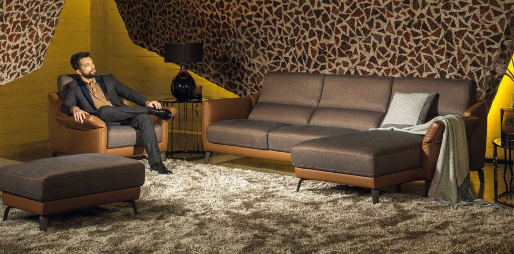 minksti baltai sofa su sezlongu oda su gobelenu pufas fotelis diva