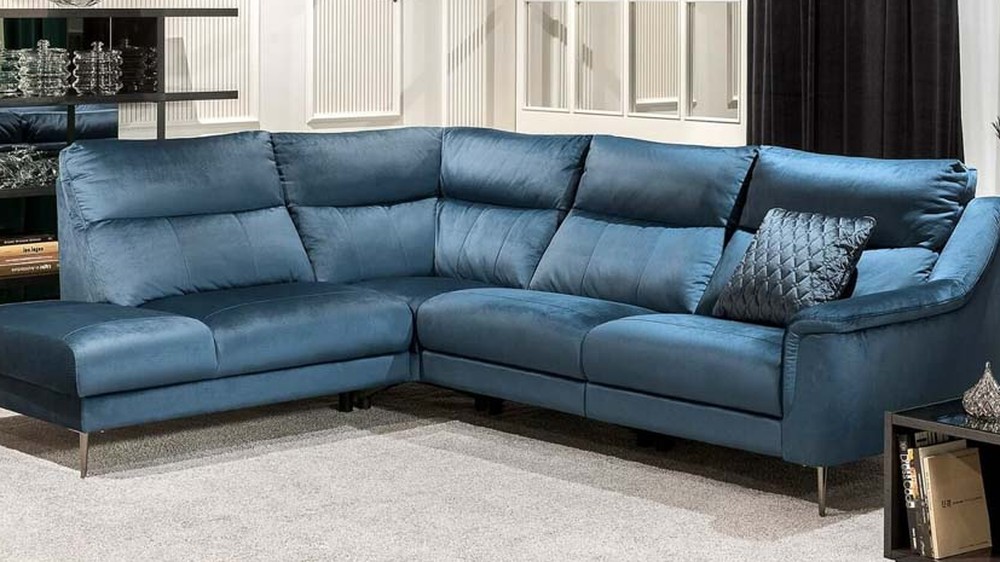 Kler tamsiai mėlyna odinė kampinė sofa Ramiro – bendras interjero vaizdas