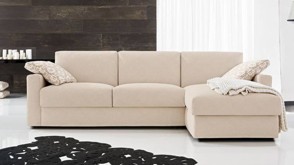 Kreminė kampinė sofa Alter ant juodo rašto kilimo, SAMOA DIVANI