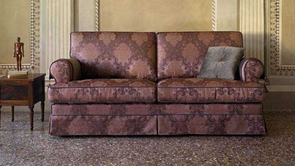 Rausvai violetinė gėlėto rašto sofa Atena klasikinėje viloje, SAMOA DIVANI