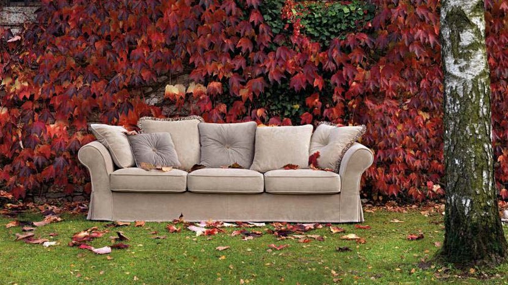 Kreminė sofa Atena sodo fone su raudonais lapais, SAMOA DIVANI