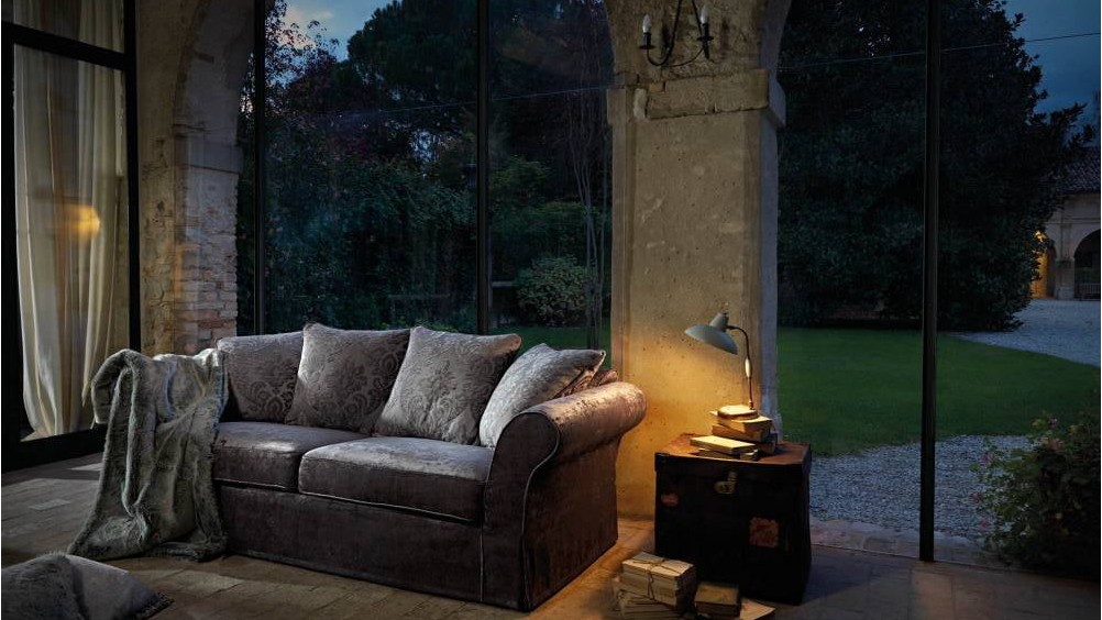 Pilka veliūrinė sofa Atena prie arkinių langų vakaro apšvietoje, SAMOA DIVANI