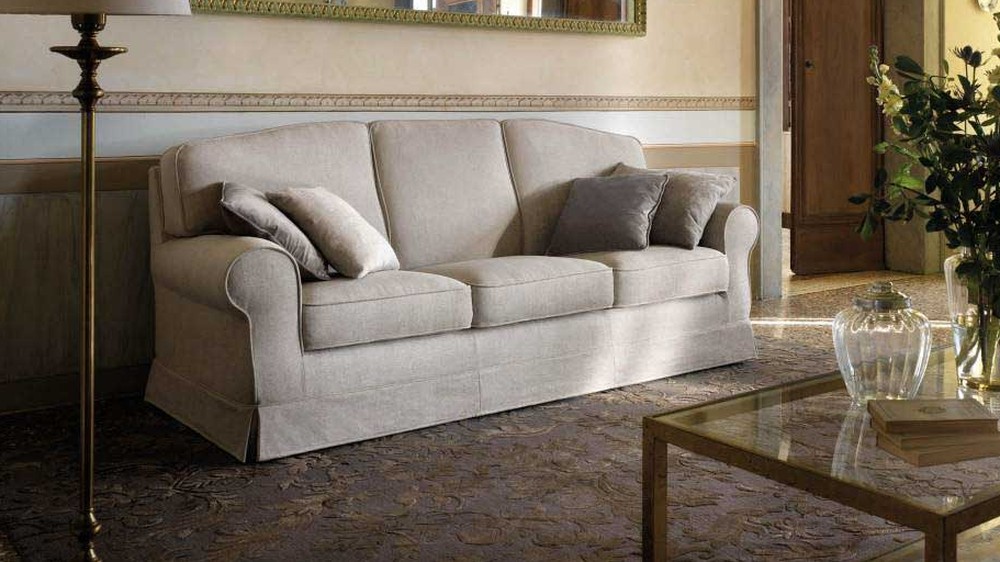 Kreminė sofa Royal elegantiškame kambaryje su veidrodžiu, SAMOA DIVANI