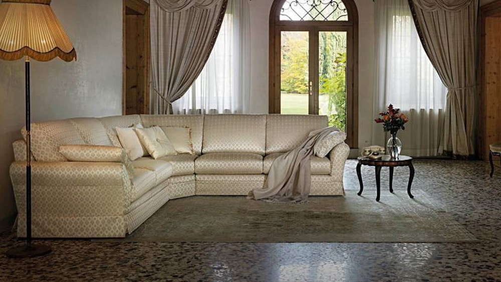 Didelė kampinė sofa Atena vilos svetainėje su arkiniais praėjimais, SAMOA DIVANI