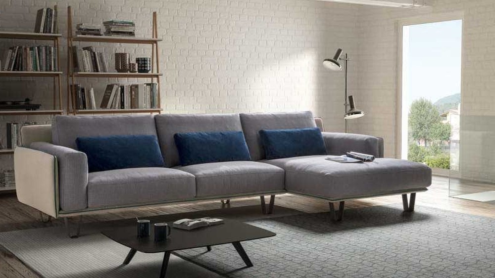 Tamsiai pilka kampinė sofa Living Chic prie didelių langų, SAMOA DIVANI