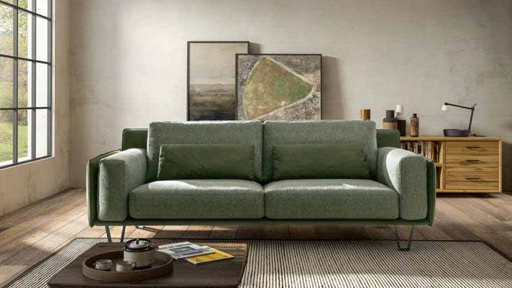 Žalia sofa Living Chic prie plytų sienos su knygų lentyna, SAMOA DIVANI