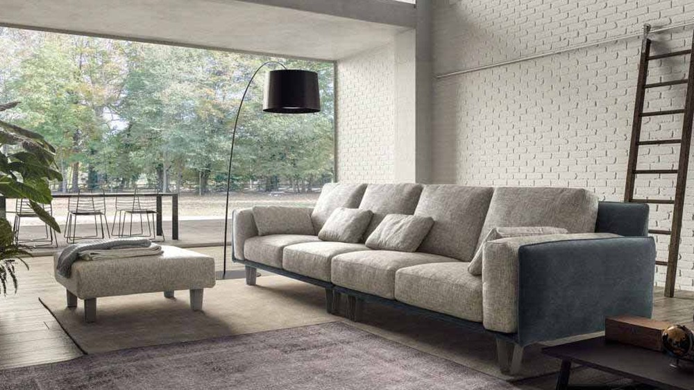 Pilka modulinė sofa Living Chic po medinėmis lubų sijomis, SAMOA DIVANI
