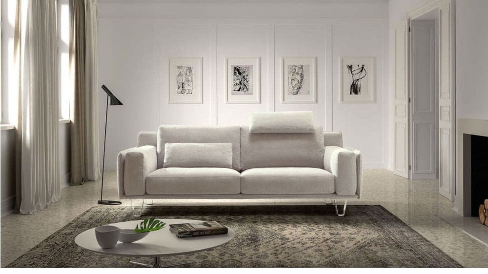 Balta sofa Living Chic šviesiame kambaryje su židiniu, SAMOA DIVANI