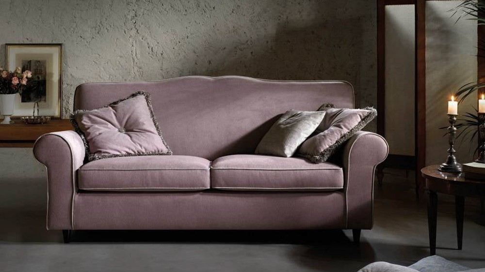 Rausvai violetinė sofa Atena pilkame minimalistiniame kambaryje, SAMOA DIVANI