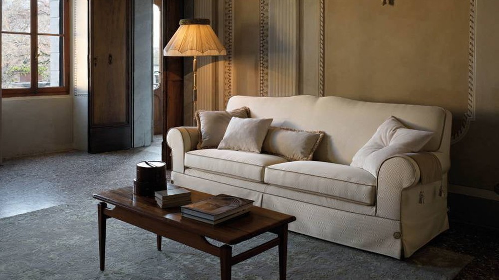 Kreminė sofa Atena vilos kambaryje su dideliu langu, SAMOA DIVANI