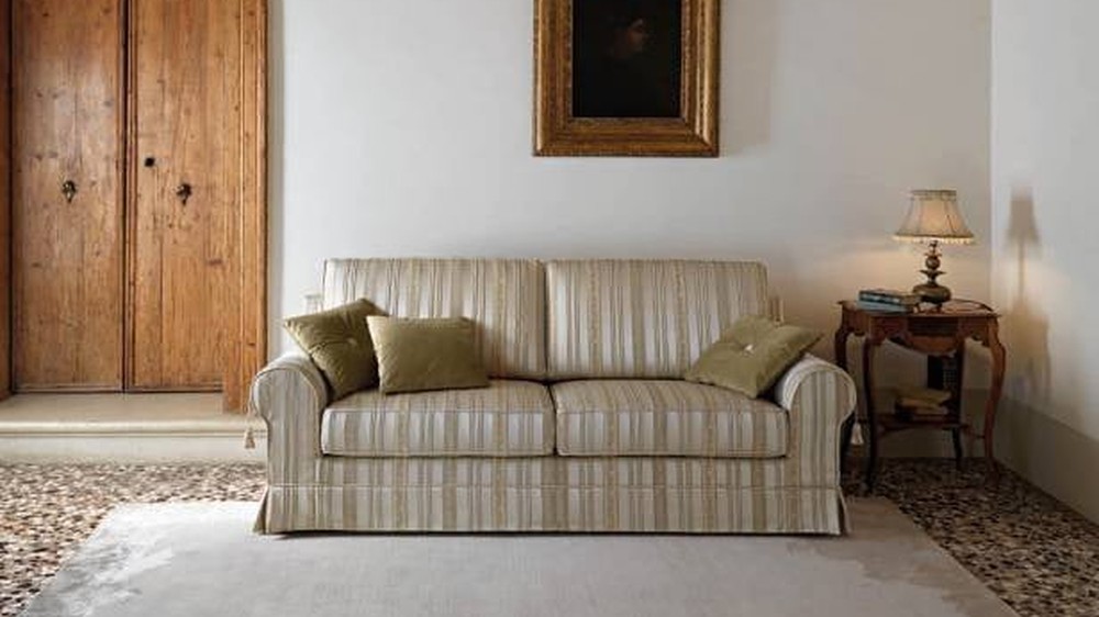 Šviesi sofa Atena erdvioje salėje su medinėmis sijomis, SAMOA DIVANI