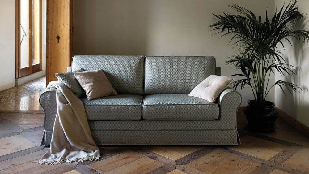 Žalio gėlėto audinio sofa Atena minimalistiniame kambaryje, SAMOA DIVANI