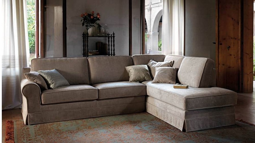 Rusva kampinė sofa Atena su pagalvėlėmis prie lango, SAMOA DIVANI