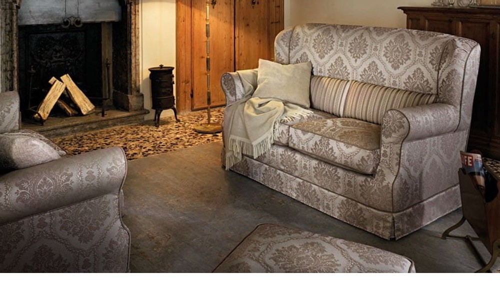 Gėlėto rašto dvivietė sofa Atena klasikinėje svetainėje su židiniu, SAMOA DIVANI