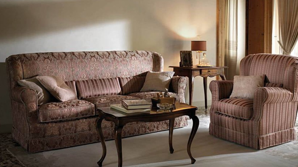 Rausvai violetinė dryžuota sofa Atena klasikiniame kambaryje, SAMOA DIVANI