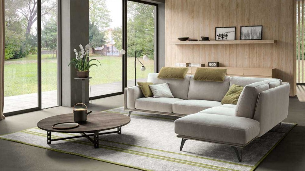 Rusvai pilka kampinė sofa Living Bright su žalia pagalve, SAMOA DIVANI