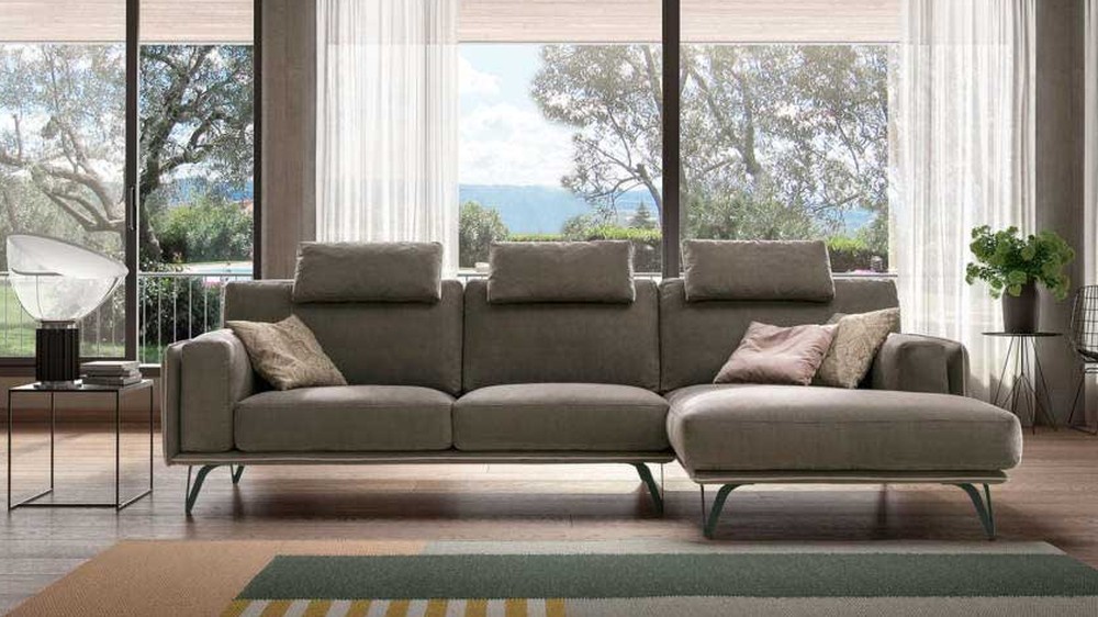 Alyvuogių spalvos trivietė sofa Living Bright prie panoraminių langų, SAMOA DIVANI