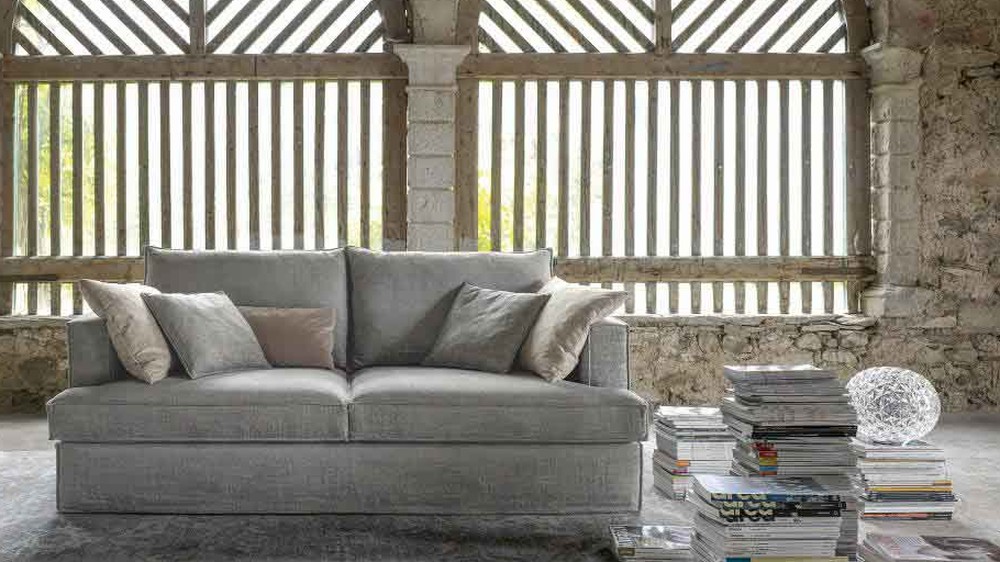 Šviesiai pilka sofa Glammy akmeninėje arkinėje erdvėje, SAMOA DIVANI