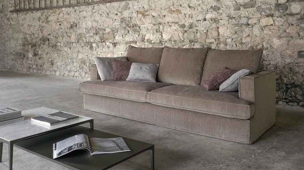 Dulkėto rausvo veliūro sofa Glammy ant betoninių grindų, SAMOA DIVANI