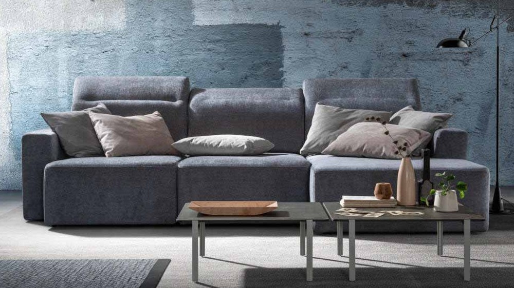 Mėlynai pilka trivietė sofa Glide prie gėlėto rašto sienos, SAMOA DIVANI