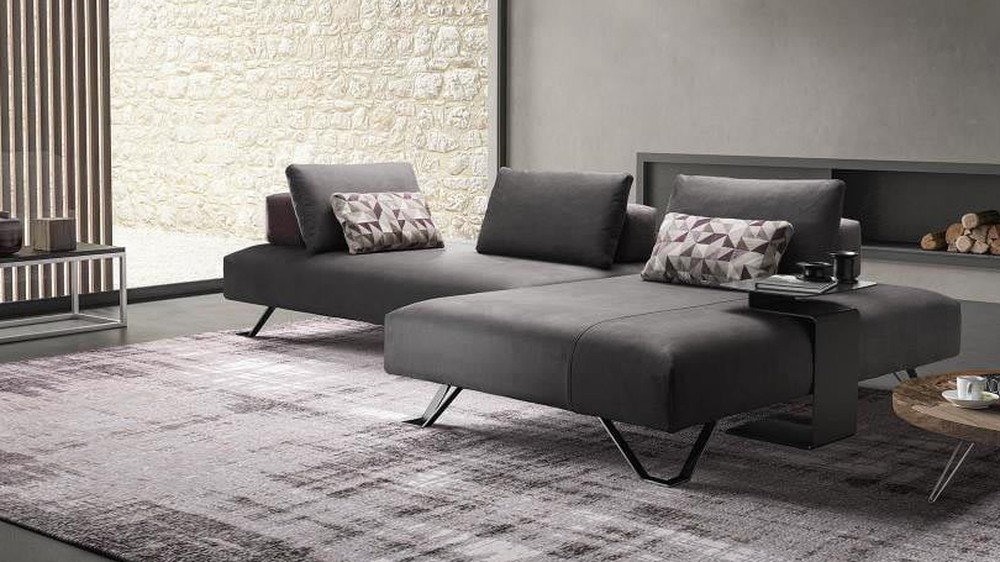 Tamsiai pilka kampinė sofa Jest Fancy prie gėlėto paveikslo, SAMOA DIVANI