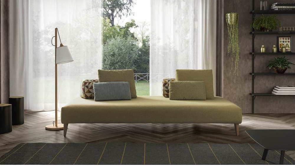 Garstyčių spalvos gulimoji sofa Jest Fancy su pagalvėmis prie lango, SAMOA DIVANI