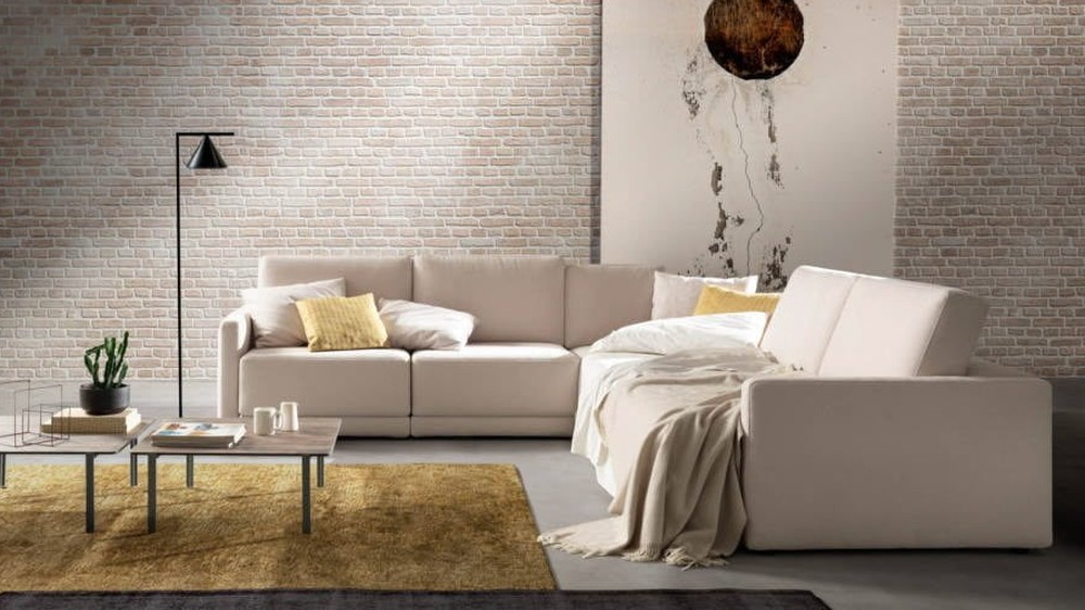 Smėlio spalvos kampinė sofa Double ant garstyčių spalvos kilimo, SAMOA DIVANI