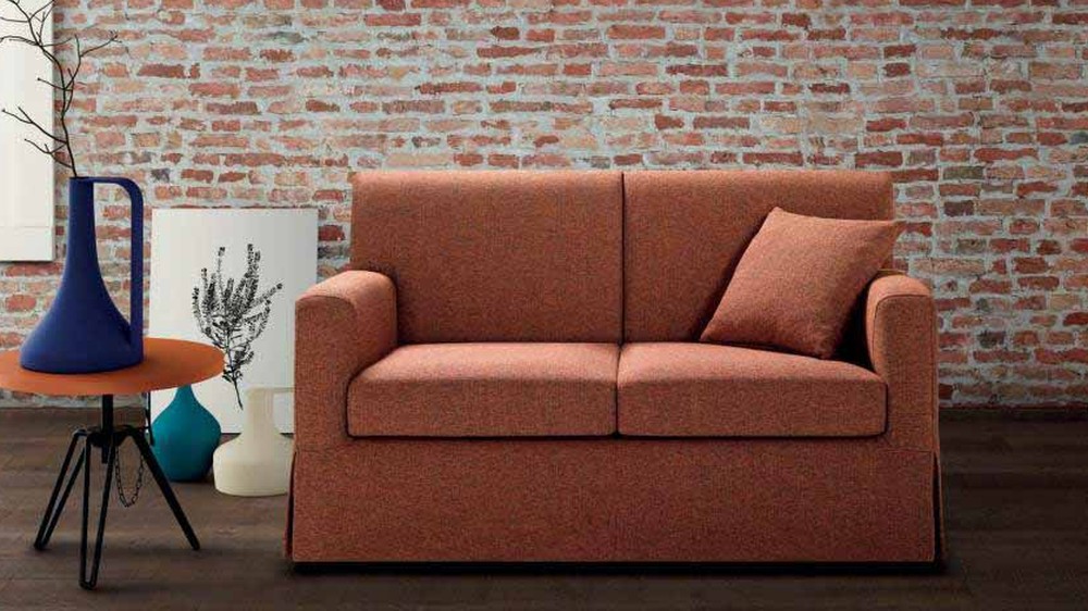 Terakotos spalvos dvivietė sofa Dress prie plytų sienos, SAMOA DIVANI