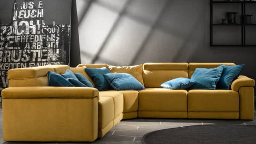 Garstyčių spalvos kampinė sofa Comfort prie grafičių sienos, SAMOA DIVANI