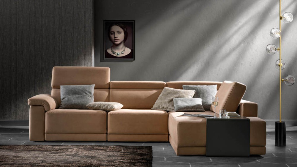 Kupranugario spalvos kampinė sofa Comfort su portretu sienoje, SAMOA DIVANI