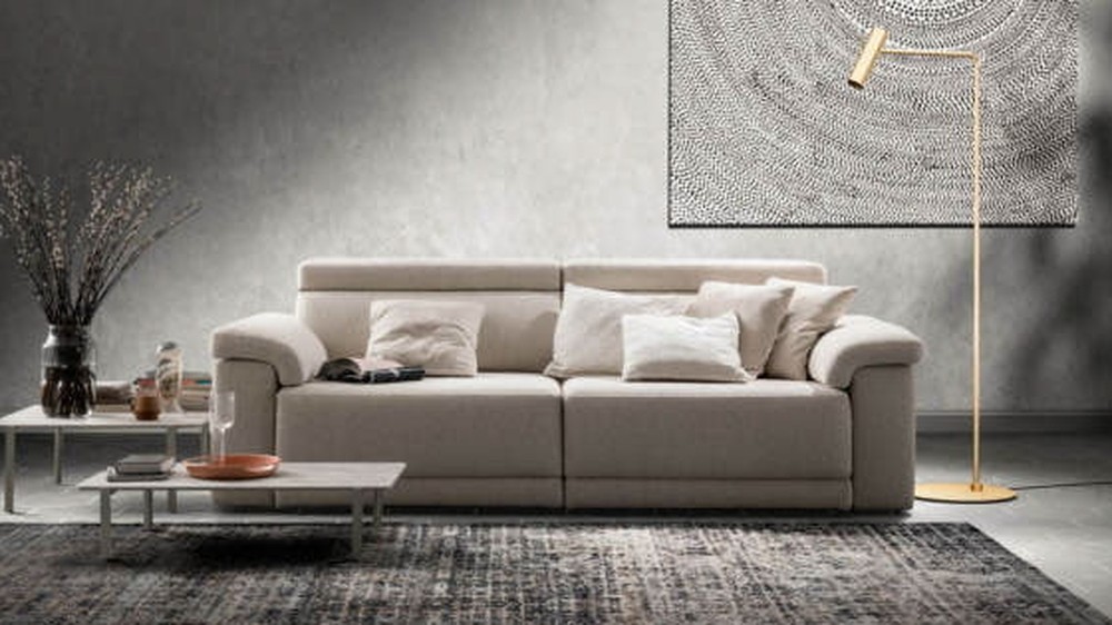 Smėlio spalvos sofa Comfort tamsiame moderniame interjere, SAMOA DIVANI