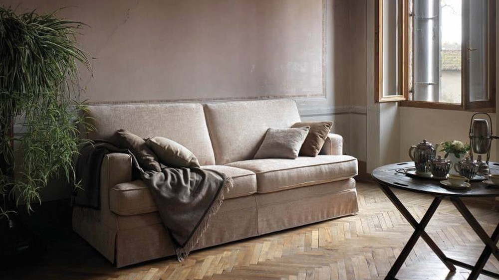 Dramblio kaulo spalvos sofa Atena prie klasikinio staliuko, SAMOA DIVANI