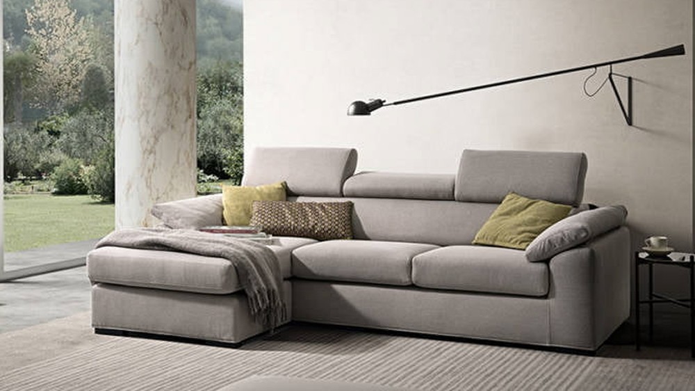 Pilkai smėlio spalvos kampinė sofa Loft prie panoraminio lango, SAMOA DIVANI
