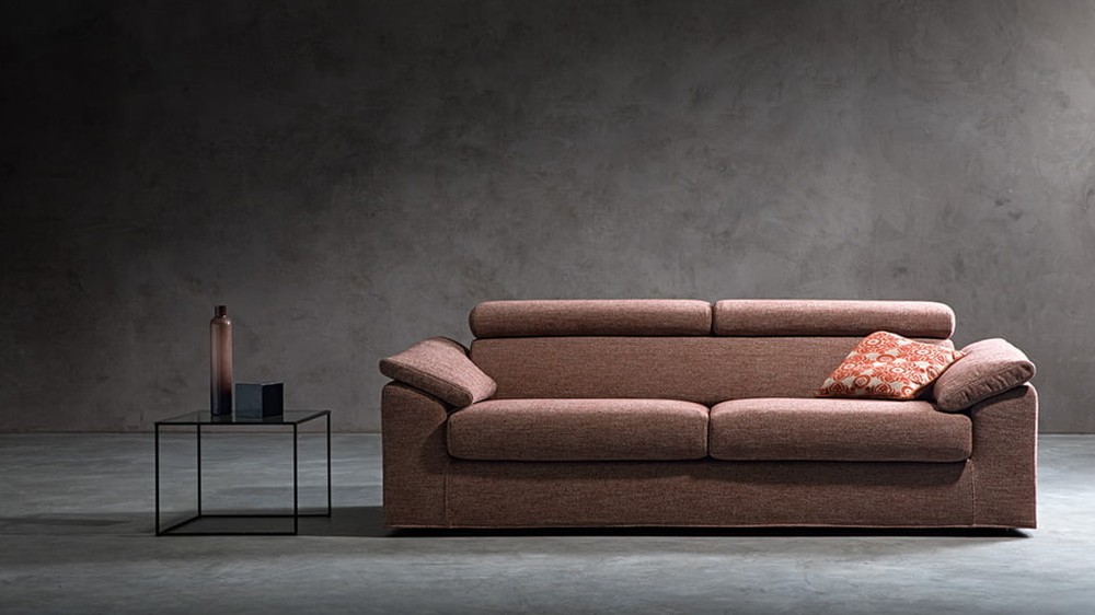 Terakotos spalvos trivietė sofa Loft tamsios sienos fone, SAMOA DIVANI