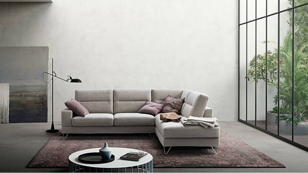 Kreminė sofa Alter šviesiame interjere su stiklo siena, SAMOA DIVANI
