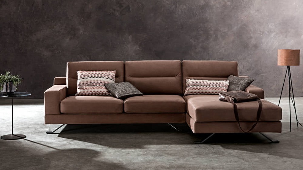 Ruda sofa Alter su šezlongu tamsiame interjere, SAMOA DIVANI