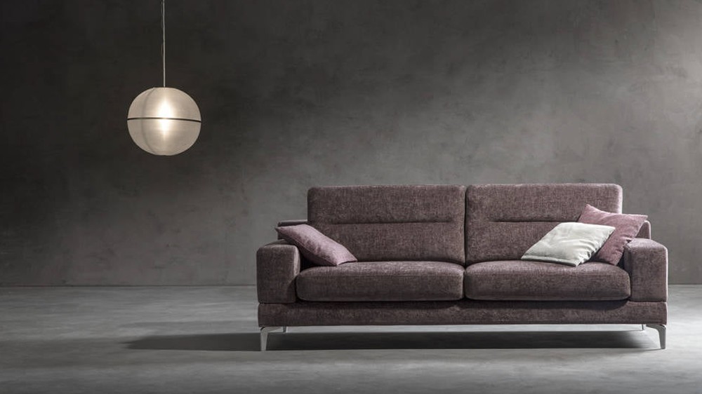 Ruda sofa Alter minimalistiniame kambaryje su pakabinama lempa, SAMOA DIVANI
