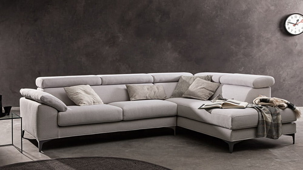 Dramblio kaulo spalvos kampinė sofa Loft ant apvalaus kilimo, SAMOA DIVANI