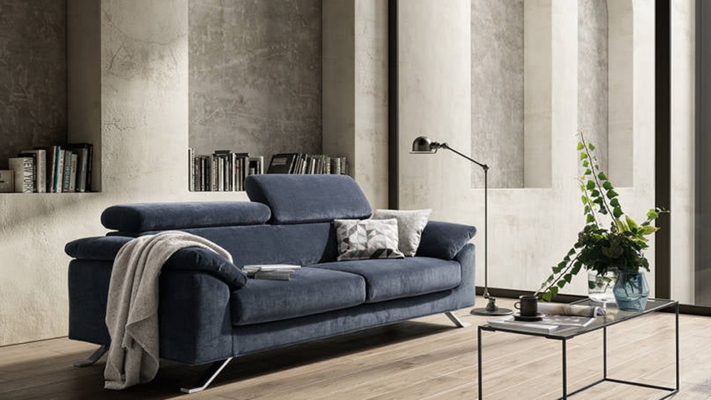 Tamsiai mėlyna trivietė sofa Loft minimalistiniame interjere, SAMOA DIVANI