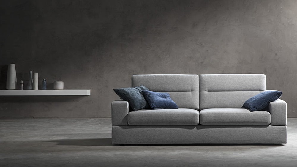 Šviesiai pilka minkšta sofa Alter su mėlynomis pagalvėlėmis, SAMOA DIVANI