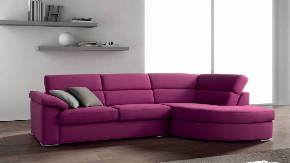 Rožinė kampinė sofa Alter šviesiame kambaryje, SAMOA DIVANI